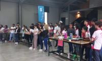 Estudiantes en el salón donde se desarrolló el Rally STEAM