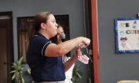 Persona explicando el lavado de los dientes