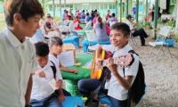 estudiantes con guitarra