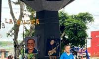 Estudiante en escenario cantando