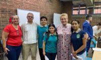 Ministra con estudiantes y padres