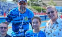 Ministra con estudiante y entrenadores