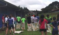 estudiantes en carrera de sacos