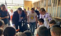 Entrega de silla de ruedas a estudiante que la requería.