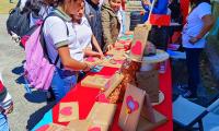 Jóvenes descubren que la lectura es divertida