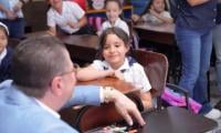 Presidente de la República realiza visita sorpresa a la escuela Carlos Peralta Echeverría
