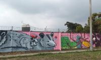 El Colegio Técnico Profesional de Guararí, en Heredia tiene hermosos murales que rodean la institución y evocan aspectos representativos de la comunidad como sus 23 especies de flora, fauna y espacios de paz.