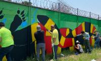 El Colegio Técnico Profesional de Guararí, en Heredia tiene hermosos murales que rodean la institución y evocan aspectos representativos de la comunidad como sus 23 especies de flora, fauna y espacios de paz.