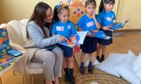 Niños disfrutan de la lectura y aprenden 