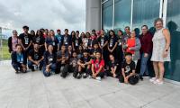 Encuentro “Aulas sin Fronteras” se realizó el 27, 28 y 29 de noviembre 2024  Más de 80 estudiantes migrantes y 20 docentes de centros educativos de Alajuela compartieron sus experiencias y desafíos en un espacio seguro y de diálogo, en el marco del proyecto “Aulas sin Fronteras”.   La población estudiantil migrante discutió temas como la integración en los centros educativos, el fortalecimiento de la identidad cultural y la importancia de la convivencia pacífica.   El objetivo de “Aulas sin Fronteras” es pr