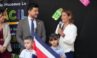 Ministro sorprende a estudiantes con visita a primer jardín de niños centenario
