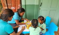 Las madres y padres que tienen a sus hijos en la guardería deben apoyar la estimulación temprana de sus niños