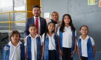 Emiratos Árabes Unidos dona implementos deportivos a centros educativos costarricenses