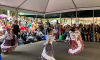 Estudiantes engalanan celebración