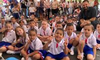 Estudiantes engalanan celebración