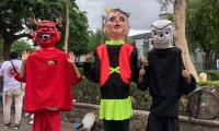 Mascaradas dan alegría a la celebración.