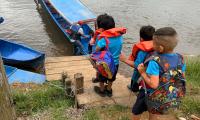 Más de 300 estudiantes reciben transporte estudiantil acuático