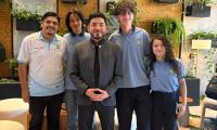 Estudiantes participantesjunto al Ministro de Educación