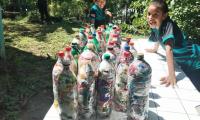 Escuela hace pasarela de modas con basura