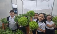 Niños de Escuela Japón encuentran en huerta escolar un aula a cielo abierto