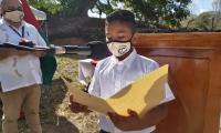 Imagen muestra a estudiante dando las palabras en Conmemoración de Batalla