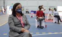 sentada la ministra disfruta del evento de firma del convenio