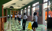 Estudiantes hacen fila para ingresar al Teatro Melico Salazar