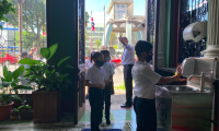 Estudiantes se lavan las manos antes del ingreso al Teatro