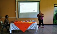 Imagen muestra exposición de empresa del área téxtil por estudiante de Puriscal