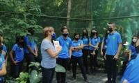 Docente imparte charla ambiental a grupo de estudiantes en un espacio abierto 