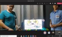 Imagen de jóvenes varones exponiendo su proyecto emprendedor
