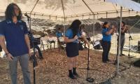 Muestra a estudiantes cantantes e instrumentistas que avivaron el patriotismo 