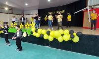 Niños y niñas en presentación sobre el escenario