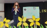 Niña exponiendo en inglés en el festival
