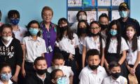 Grupo de estudiantes acompañan a Ministra de Educación en la actividad 