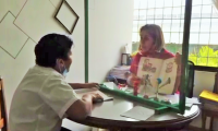 Niño comparte con su docente en las clases de apoyo para su aprendizaje 