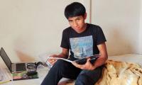 Estudiante aprovecha el tiempo en el albergue para repasar materia 