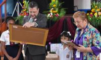 Estudiantes entregan presente elaborados por ellos mismos a los jerarcas 