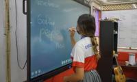 Estudiante participa  en su clase poniendo a prueba sus conocimientos 
