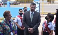 Estudiantes reciben a Presidente de la República y Ministra de Educación 