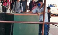 Funcionarios y docentes trasladan mobiliario donado a la institución 