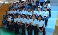 Estudiantes de primer y segundo en las instalaciones del gimnasio de la escuela