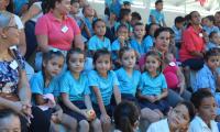 Estudiantes de preescolar en las instalaciones del gimnasio de la escuela