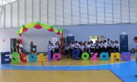 Estudiantes y docentes en las instalaciones del gimnasio de la escuela