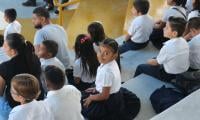 Estudiantes de primer y segundo en las instalaciones del gimnasio de la escuela