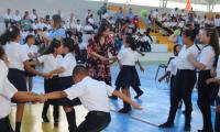 Estudiantes de primer y segundo en las instalaciones del gimnasio de la escuela
