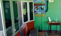 Imagen muestra una aula del liceo rural con mobiliario para libros 
