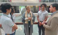 Tres estudiantes de secundaria y su director acompañan a Ministra de Educación 