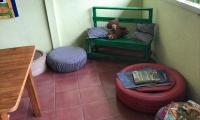 Espacio con libros, juegos y zonas para el desarrollo de dinámicas para niños.