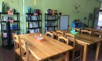 Mobiliario de la biblioteca en óptimas condiciones para confort de estudiantes.